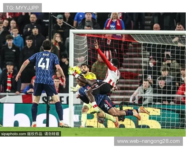 阿森纳十连胜告终，2-2客平桑德兰，布罗贝伊凌空绝平